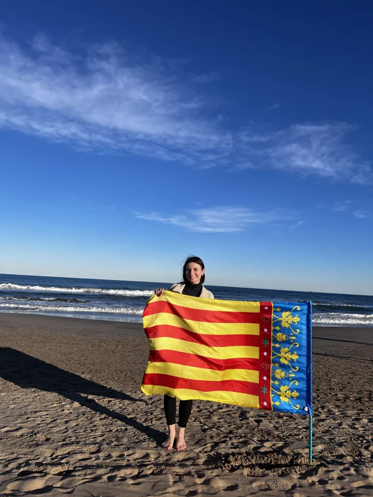Klaudia Brzozowska z flagą Walencji na plaży